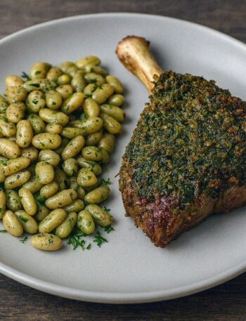 Jahňacie stehno v bylinkovej kruste a flageolety s čerstvými bylinkami v teplovzdušnej fritéze