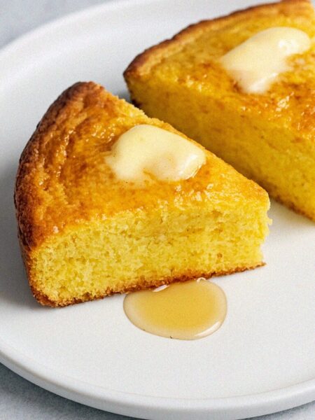 Kukuričný chlieb s medom a maslom v teplovzdušnej fritéze