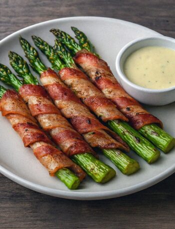 Chrumkavá špargľa so slaninou a omáčkou v teplovzdušnej fritéze