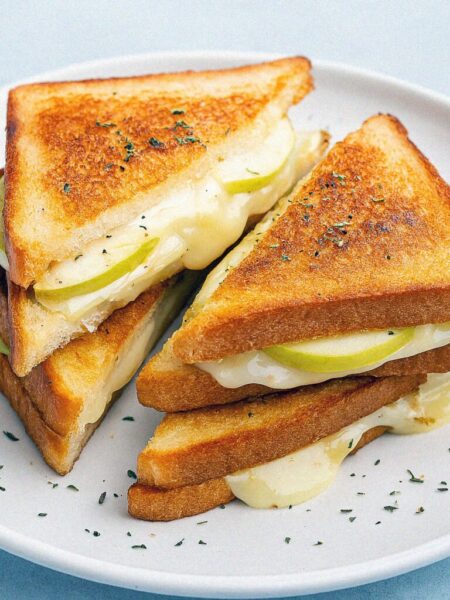 Toast so syrom Brie, jablkami a maslom v teplovzdušnej fritéze