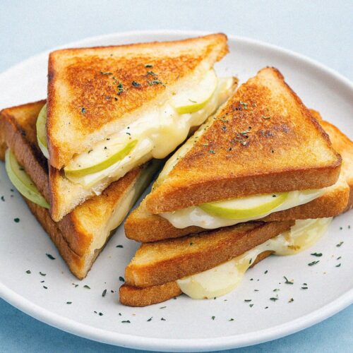 Toast so syrom Brie, jablkami a maslom v teplovzdušnej fritéze