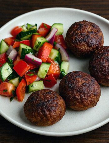 Air fryer fašírky so zeleninovým šalátom – 25 minút v teplovzdušnej fritéze / rúre