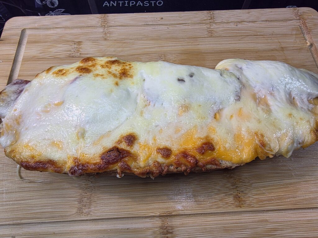 zapekana-bageta-so-salamou-syrom