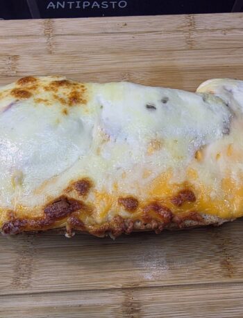 zapekana-bageta-so-salamou-syrom