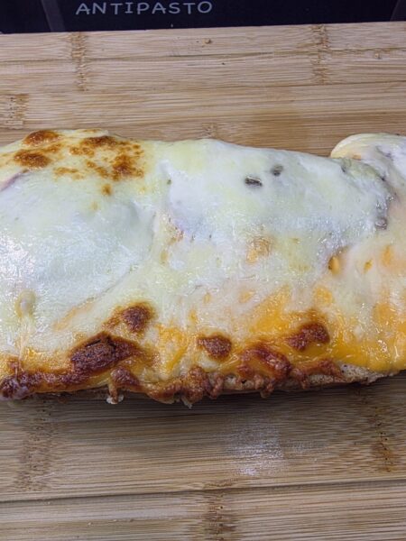 zapekana-bageta-so-salamou-syrom