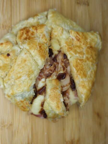 Camembert v slanine a lístkovom ceste