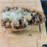 Chrumkavý mäsový chlieb s chutney a syrom