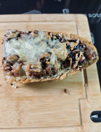 Chrumkavý mäsový chlieb s chutney a syrom