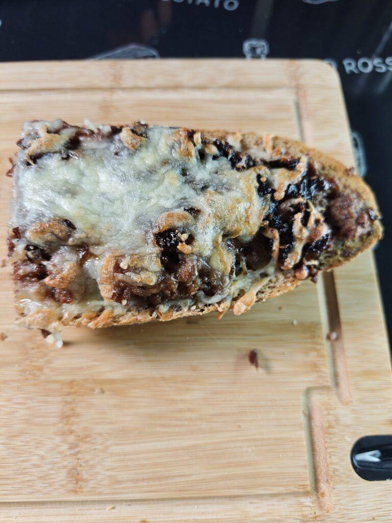 Chrumkavý mäsový chlieb s chutney a syrom