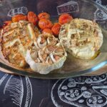 Camembert zapekaný s cesnakom, medom a cherry paradajkami