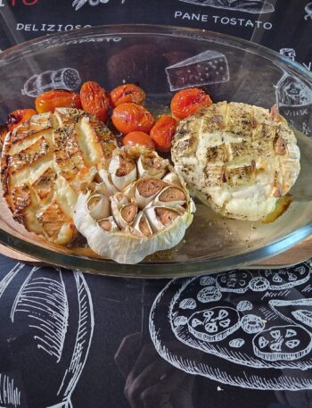 Camembert zapekaný s cesnakom, medom a cherry paradajkami