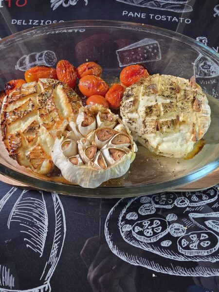 Camembert zapekaný s cesnakom, medom a cherry paradajkami