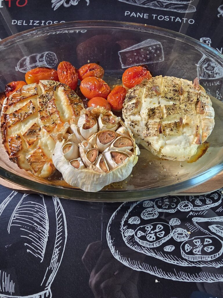 Camembert zapekaný s cesnakom, medom a cherry paradajkami